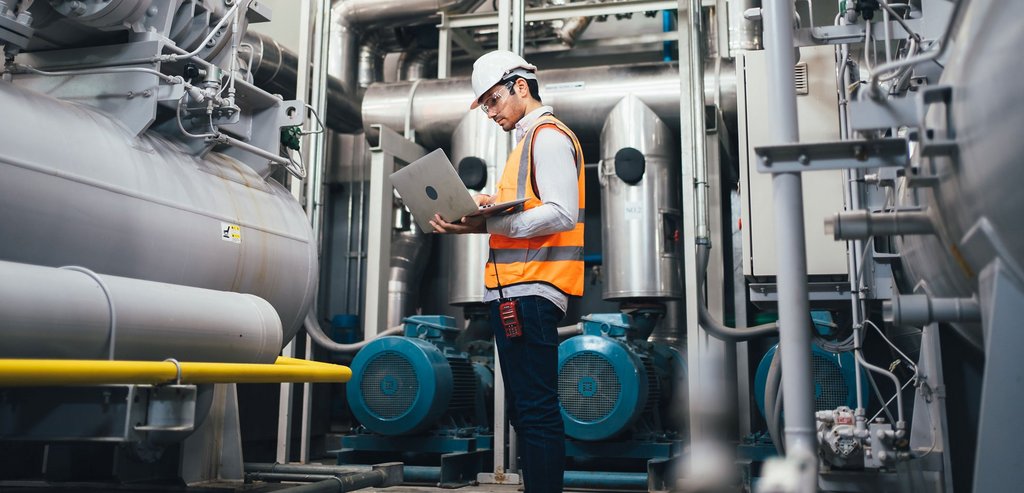 Industrietechniker bei der Wartung einer komplexen Anlage