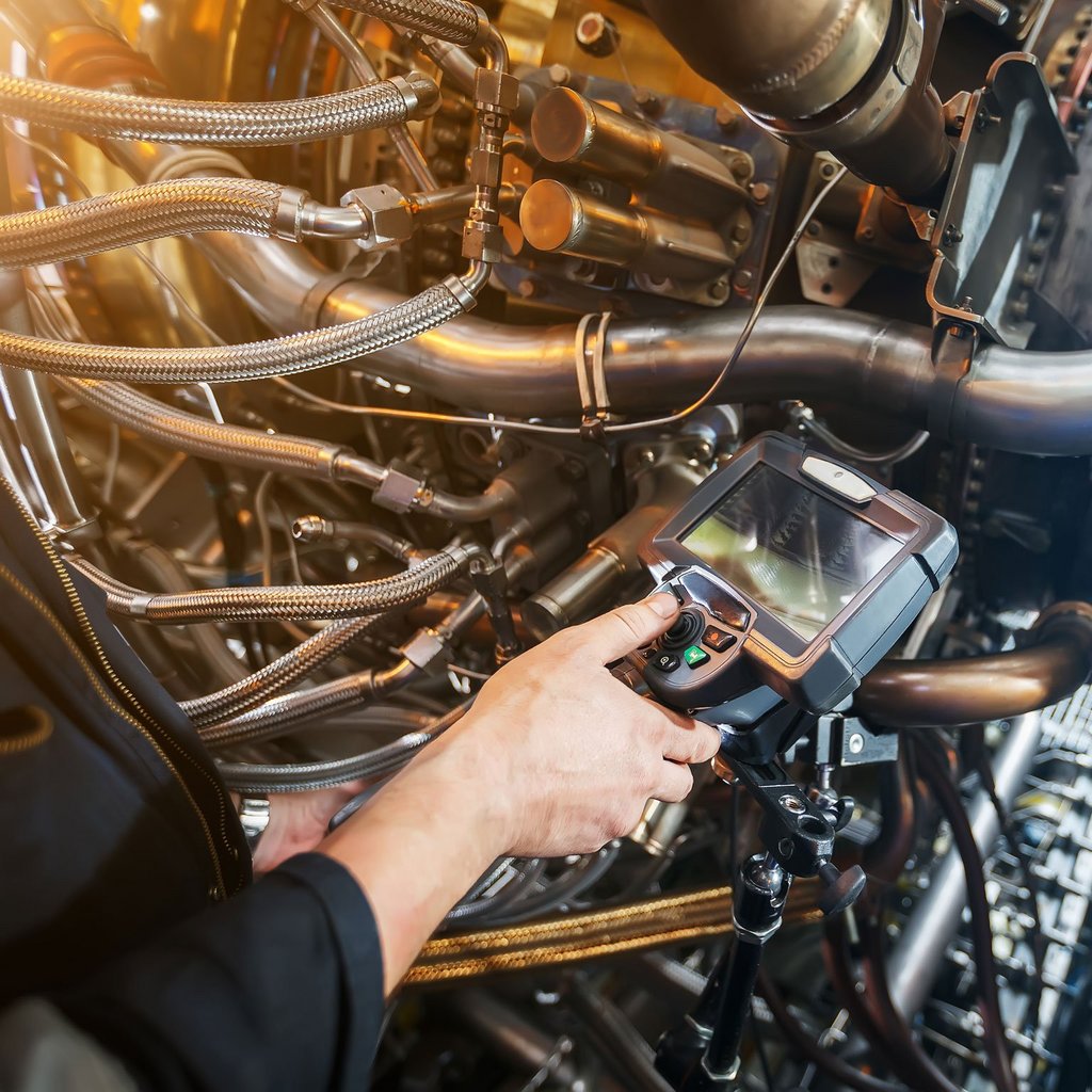 Ingenieur misst und überwacht industrielle Abluft